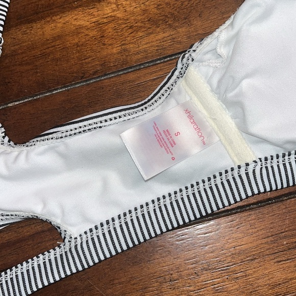 Striped Swim Top size Small- Padded w/ Adjustable straps and Double Metal Clasp - Picture 4 of 8